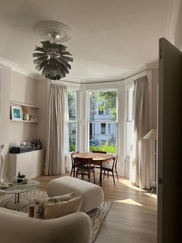 Notting Hill Designer 1-bed flat - Tap to explore photos