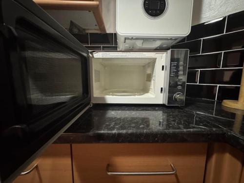 TKS Modern 1BED Flat, London - Tap to explore photos