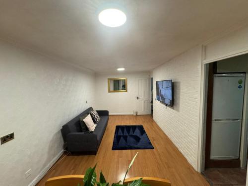 TKS Modern 1BED Flat, London - Tap to explore photos
