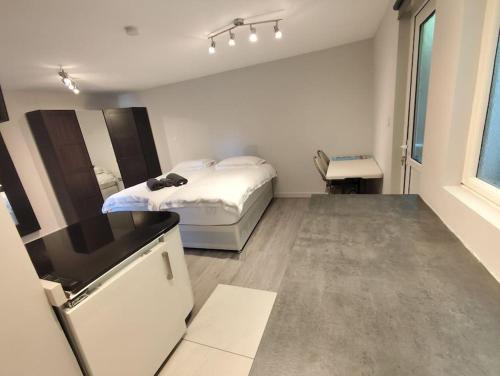 Studio Conveniently Close To Tube Station - Tap to explore photos
