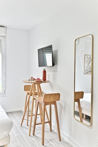 Petit studio moderne à Asnières - Tap to explore photos