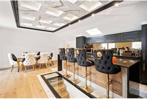 Designer Luxury Mews House in Knightsbridge Minutes from Harrods - Tap to explore photos
