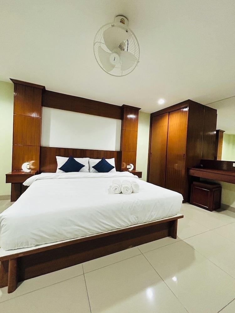 Royal Star Suites Pattaya Room Type - Deluxe Room, 1 King Bed, Balcony