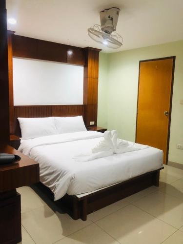 Royal Star Suites Pattaya - Tap to explore photos