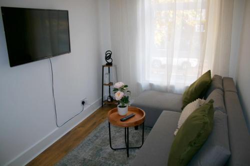 Stylish Cosy 1 Bedroom Flat - Tap to explore photos