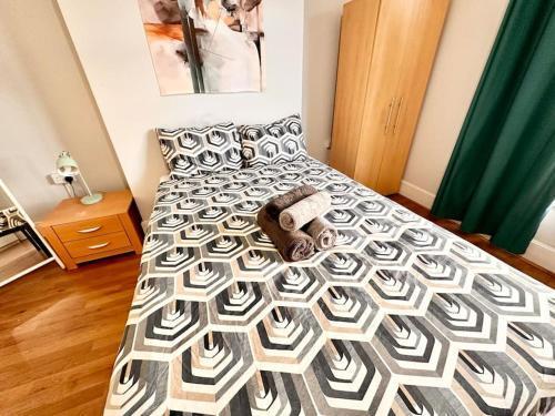 4 Bedroom house in SE4 - Tap to explore photos