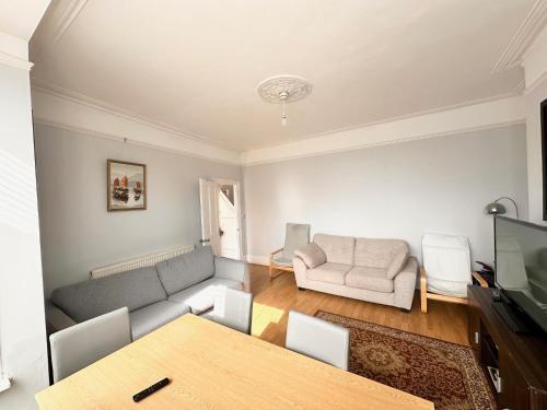 4 Bedroom house in SE4 - Tap to explore photos