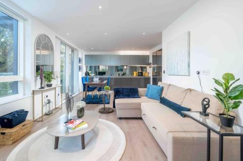 Luxury London Kew Bridge balcony condo free parking - Tap to explore photos