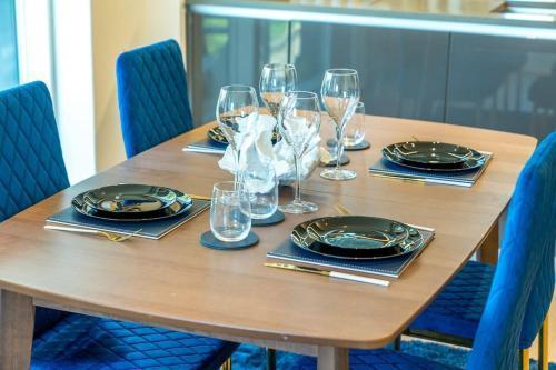 Luxury London Kew Bridge balcony condo free parking - Tap to explore photos