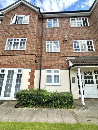 Northern Line Double Room Stay with Free Parking - Tap to explore photos