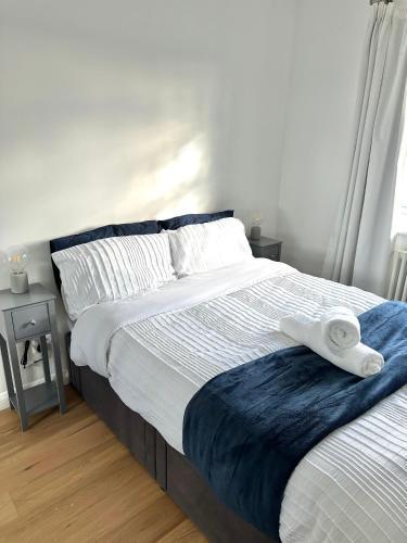 Northern Line Double Room Stay with Free Parking - Tap to explore photos