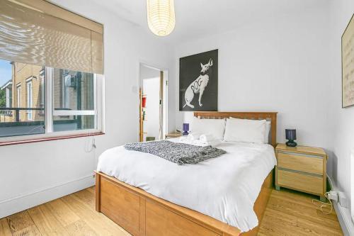 Modern and cosy flat in Little Venice - Tap to explore photos