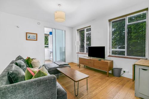 Cozy flat in Beautiful Little Venice London - Pass the Keys - Tap to explore photos