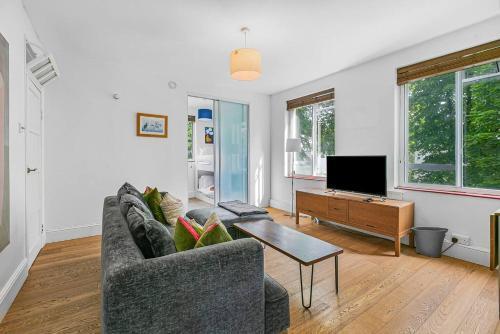 Modern and cosy flat in Little Venice - Tap to explore photos