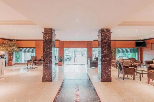 Sriwijaya Hotel - Tap to explore photos