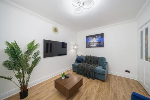 Exclusive 3 bed House in Welling, London - Tap to explore photos