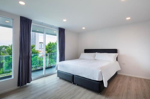The Rizin Hotel Phratamnak Room Type - King Suite with Balcony The Rizin Hotel Phratamnak Room Type - King Suite with Balcony