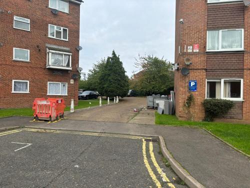 Lovely apartment in barking - Tap to explore photos