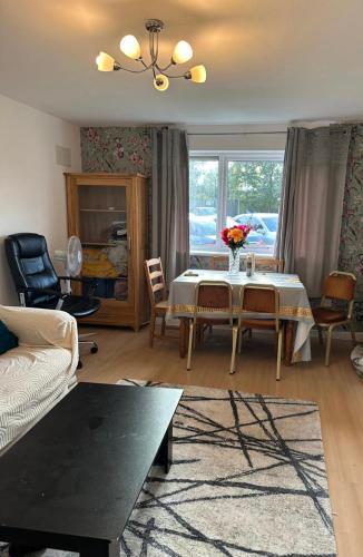 Lovely apartment in barking - Tap to explore photos