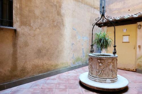 Classic roman home next to Popolo Square - Tap to explore photos