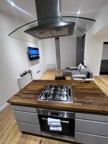 This Stylish Apartment Is Perfect Near Greenwich - Tap to explore photos