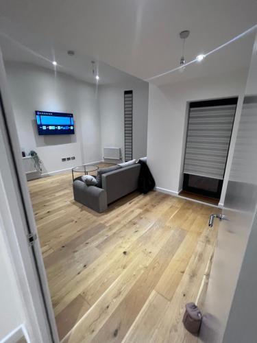 This Stylish Apartment Is Perfect Near Greenwich - Tap to explore photos