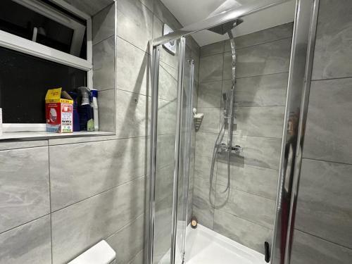 Cosy Smart/Small Double Room in Keedonwood Road Bromley - Tap to explore photos