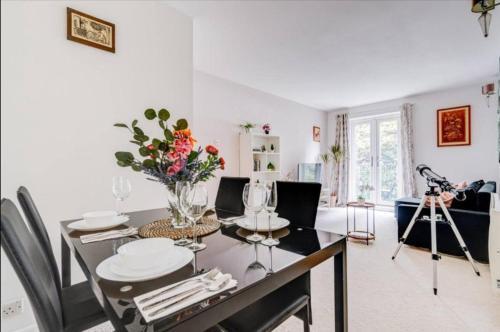 Central London Cosy Apartment with Parking - Tap to explore photos