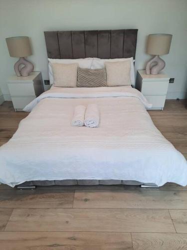 Luxury Kingsize Room in London - Tap to explore photos