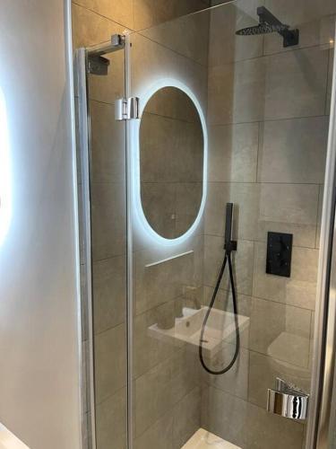 Luxury Kingsize Room in London - Tap to explore photos