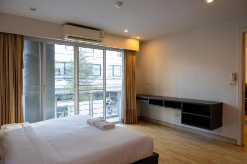 P Villa Lamoon Thonglor - Tap to explore photos