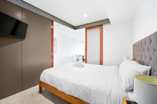 Perfect CBD Home Base at the Mondriane - Tap to explore photos