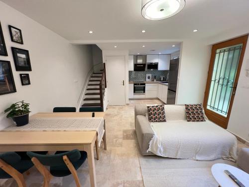 Charming house 2BR, 100m to RER B Laplace station - Tap to explore photos