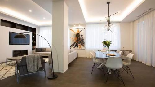 OxfordSquare Apartment LuxApt - Tap to explore photos