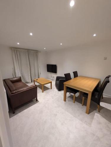 Luxury two bed flat heart of Fulham - Tap to explore photos