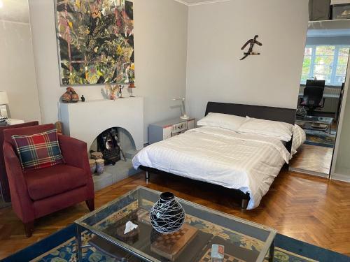 Large Double Bedroom 10 minutes to Central London - Tap to explore photos