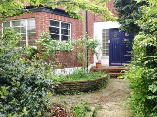 Large Double Bedroom 10 minutes to Central London - Tap to explore photos