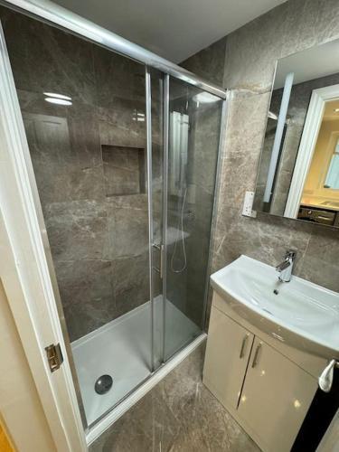 Cosy 1 bed Studio apartment Knightsbridge SW7 - Tap to explore photos