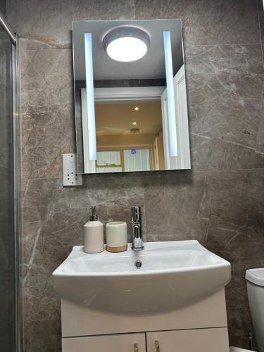 Cosy 1 bed Studio apartment Knightsbridge SW7 - Tap to explore photos