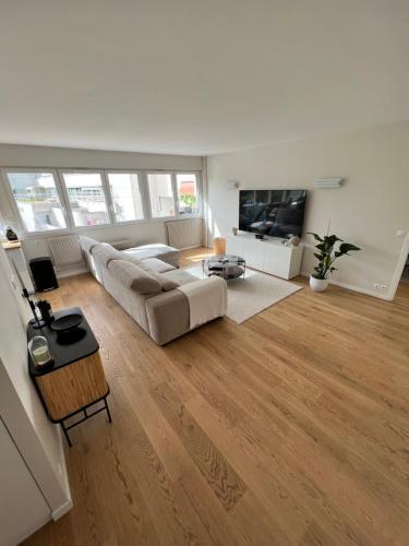 Luxury apartment 16' - Tap to explore photos