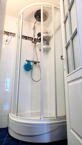 Unique Stay in Paris - Tap to explore photos
