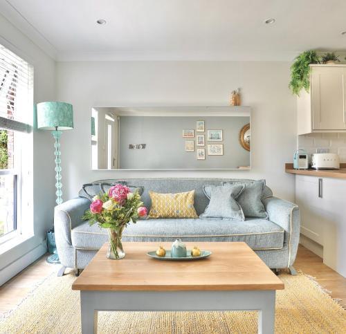 Newly refurbished flat with great transport links - Tap to explore photos