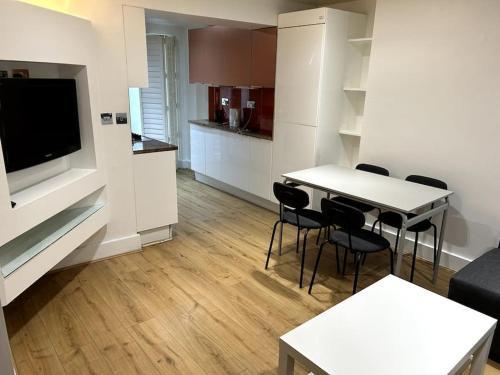 Spacious Flat in Notting Hill - Tap to explore photos