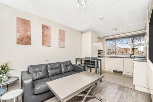Pass the Keys Modern Apartment by Whitechapel Hospital - Tap to explore photos