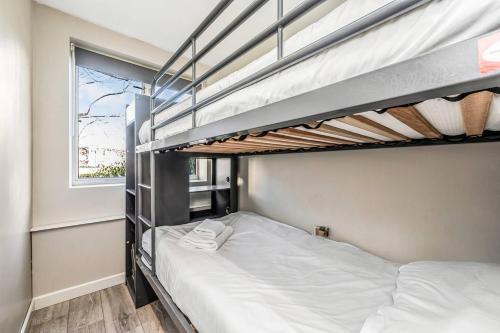 Pass the Keys Modern Apartment by Whitechapel Hospital - Tap to explore photos