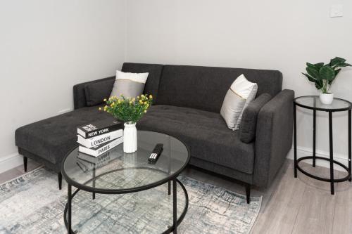 Modern 1BR Haven Central Croydon - Tap to explore photos