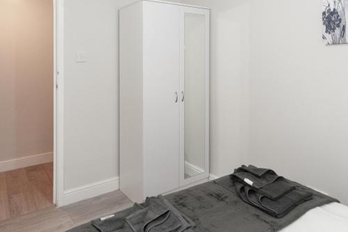 Modern 1BR Haven Central Croydon - Tap to explore photos