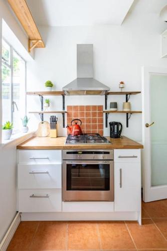 Lovely Garden Flat In Central London - Tap to explore photos