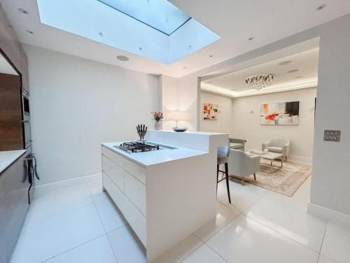 Stylish and Spacious Apartment in Prime London - Tap to explore photos