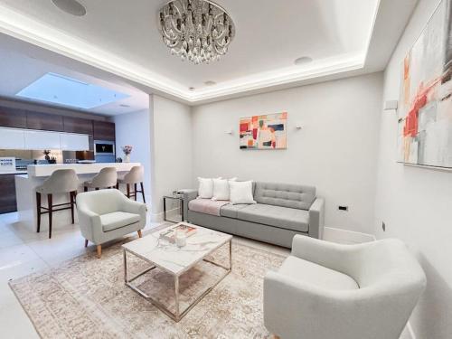 Stylish and Spacious Apartment in Prime London - Tap to explore photos